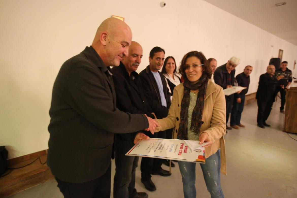 שורוק סאלח מקבלת את תעודת ההצטיינות